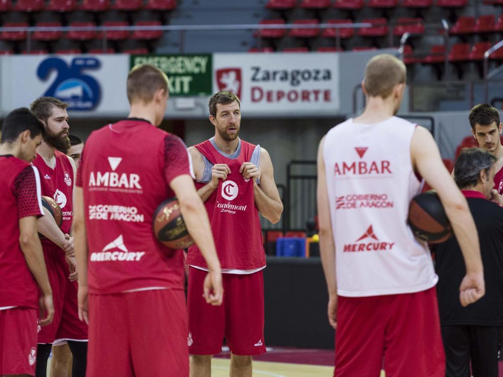 La plantilla atiende a las indicaciones de Porfirio Fisac durante un entrenamiento en el pabellón Príncipe Felipe.