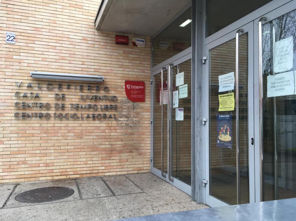 Entrada a la ludoteca Gamusinos, en Valdefierro.