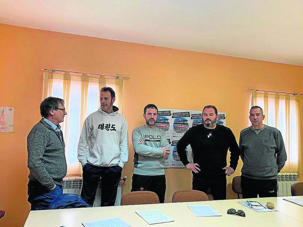 Miembros de UGT, CC. OO. y la plataforma de las subcontratas, ayer en Andorra, ultimando la protesta.