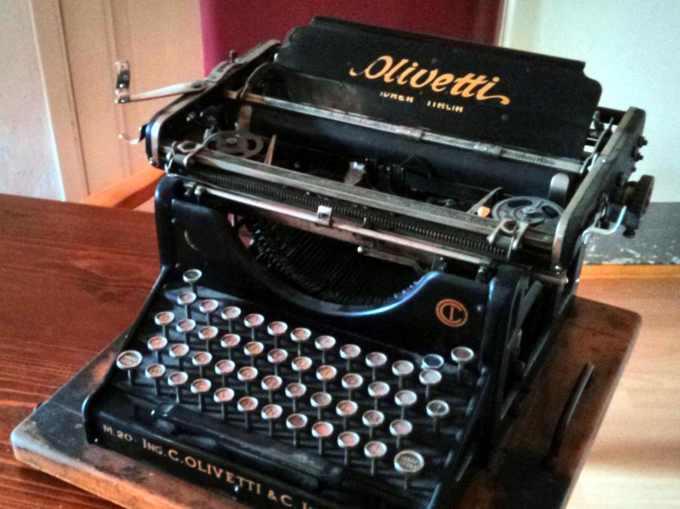 [Imagen: olivetti-m20-typewriter-2.r_d.1145-842-4764.jpeg]