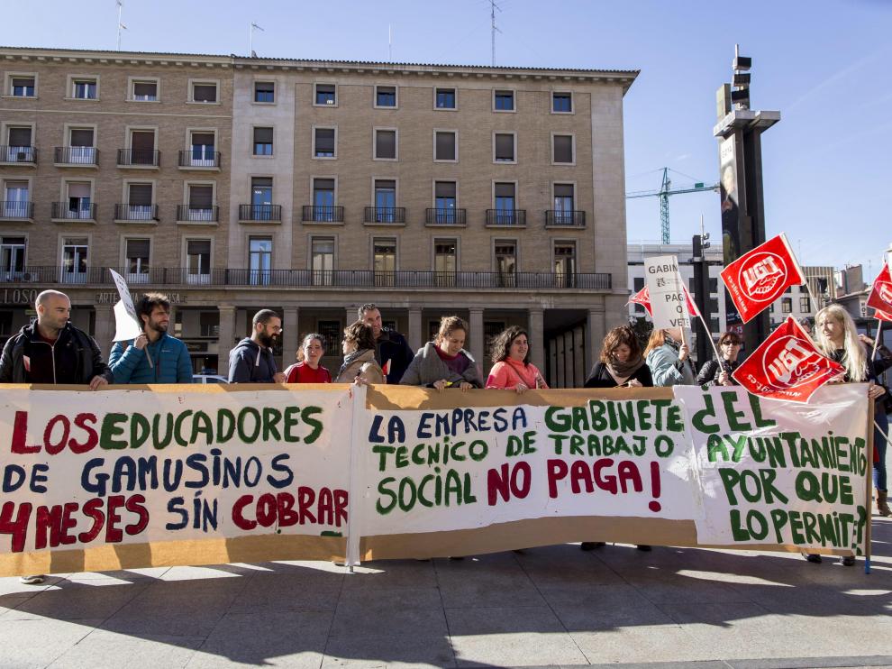 Protesta de los trabajadores de Gabinete Técnico frente al Ayuntamiento de Zaragoza.