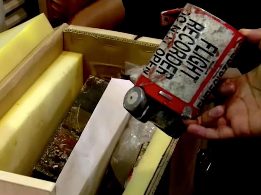 Una de las supuestas dos cajas negras del avión de Ucrania estrellado en Teherán.