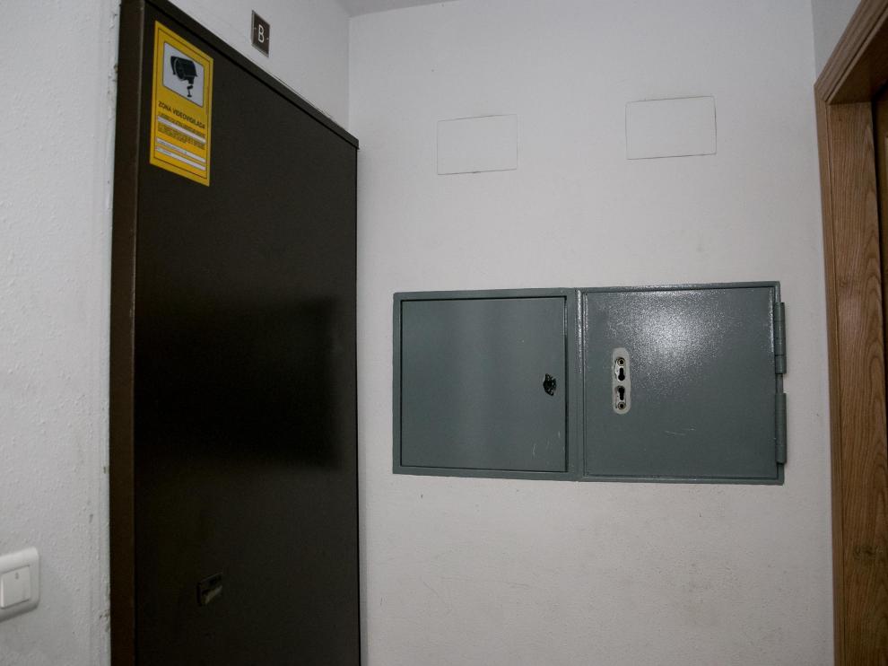 Una puerta antiokupas, con alarma de seguridad, en el barrio de La Jota.