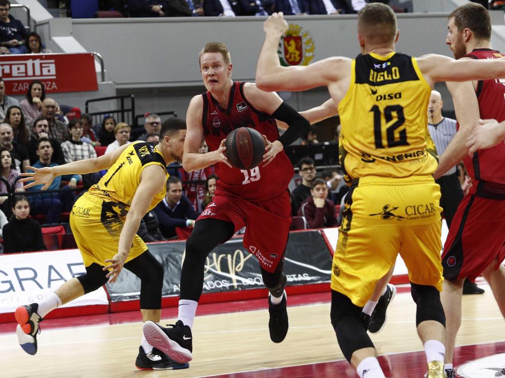 Robin Benzing intenta penetrar a canasta en el partido ante el Iberostar Tenerife.