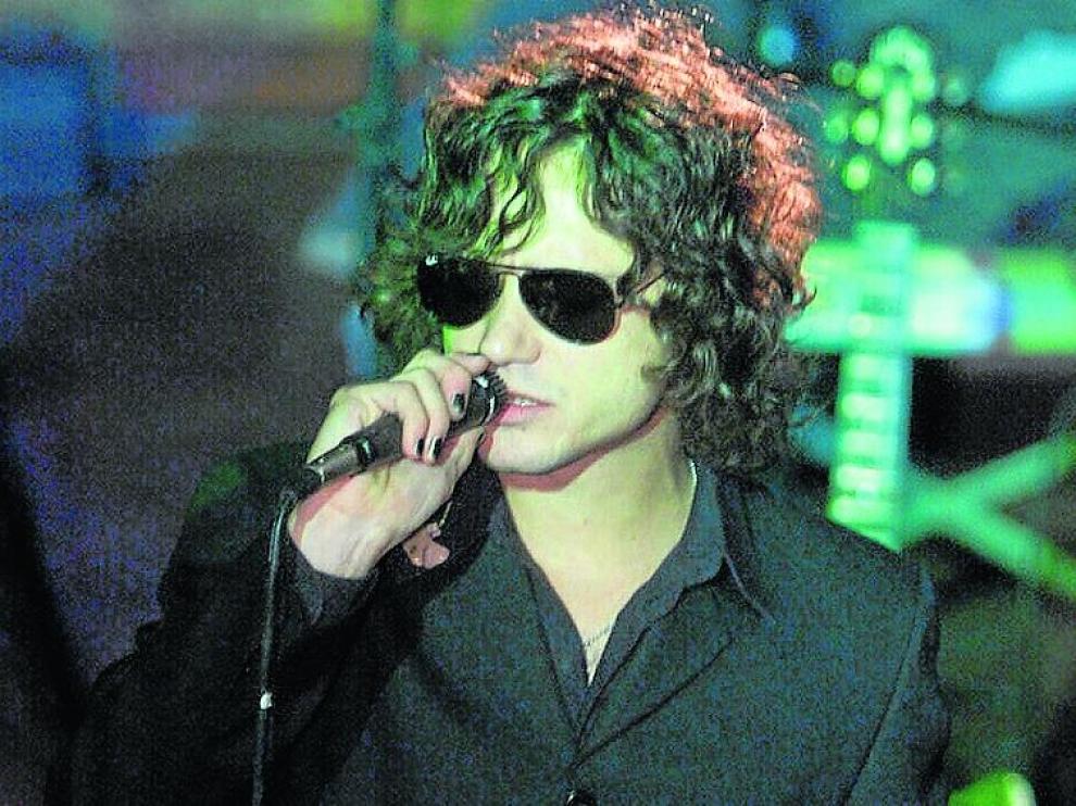 Bunbury, en un ensayo de la gira del disco en la sala Oasis, en 1999.