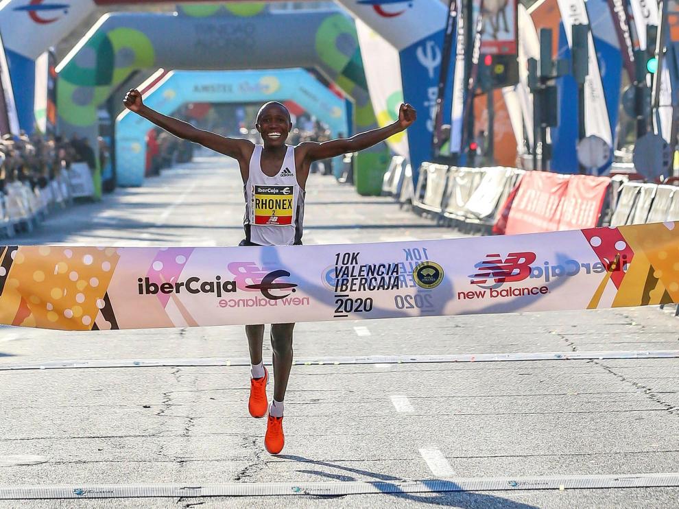 El atleta keniano a su llegada a la meta en Valencia este domingo.