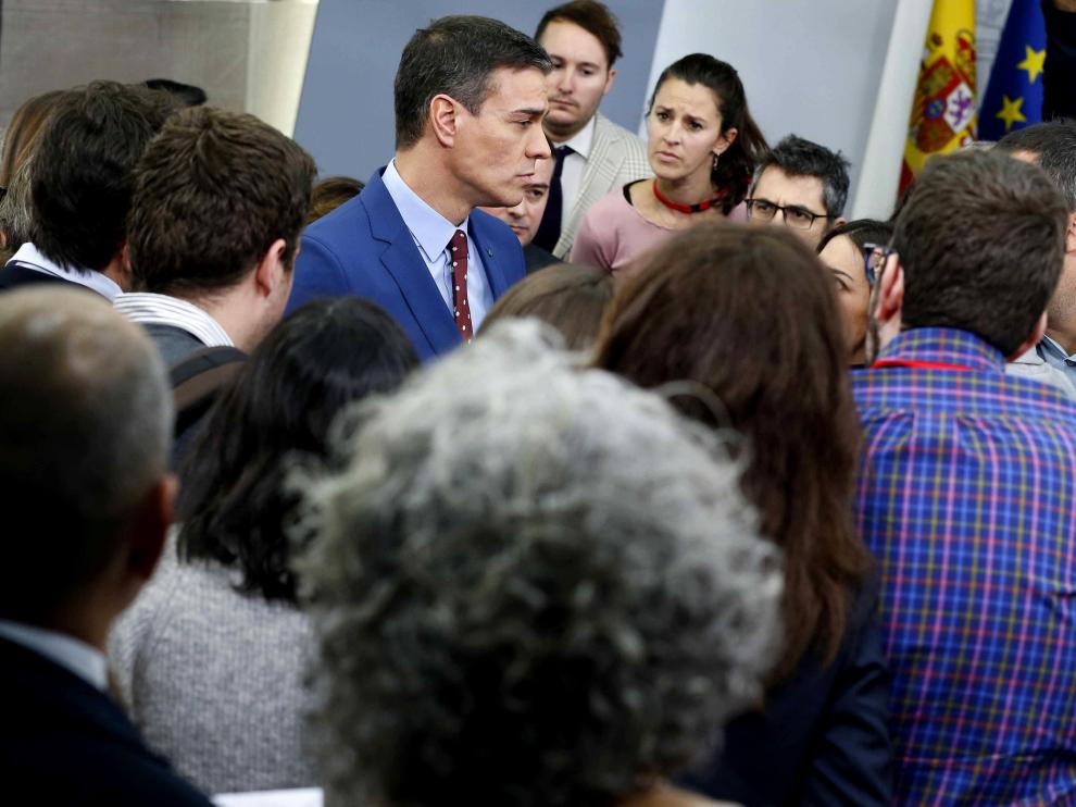 Pedro Sánchez charla con los periodistas tras la rueda de prensa sin preguntas de este domingo.