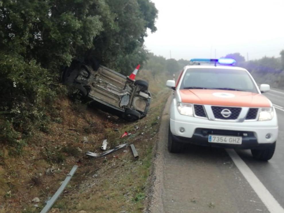Un coche acabó volcado en la cuneta tras el choque en las inmediaciones de Barbastro.