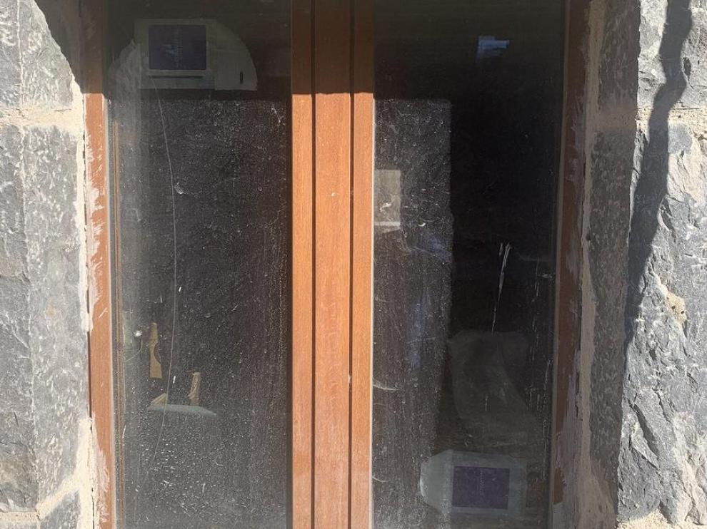 Una de las ventanas de casa Agustín, contra la que impactaron los perdigones.