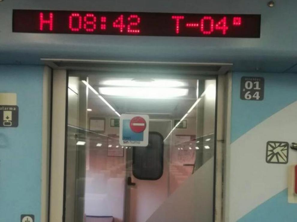 El termómetro marcaba cuatro grados bajo cero cuando los pasajeros han subido al tren en Calatayud para continuar el viaje.