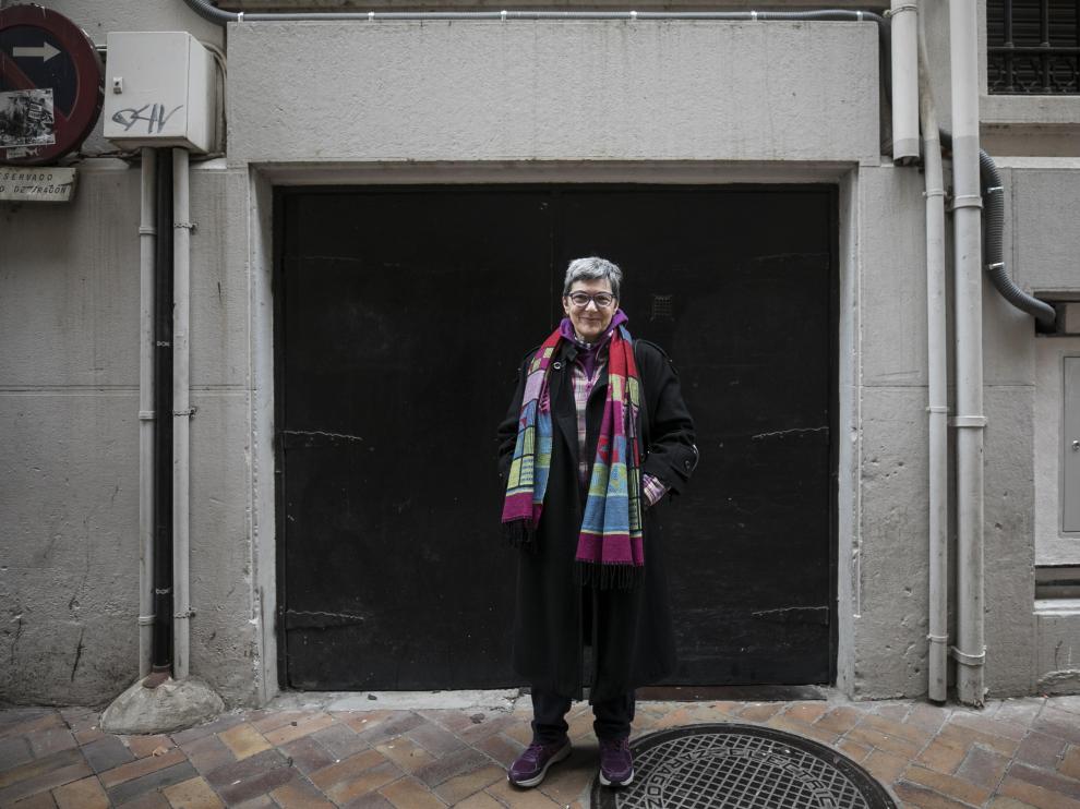 Lola González en la puerta trasera de Heraldo en la que su padre recogía los periódicos en los años cincuenta.