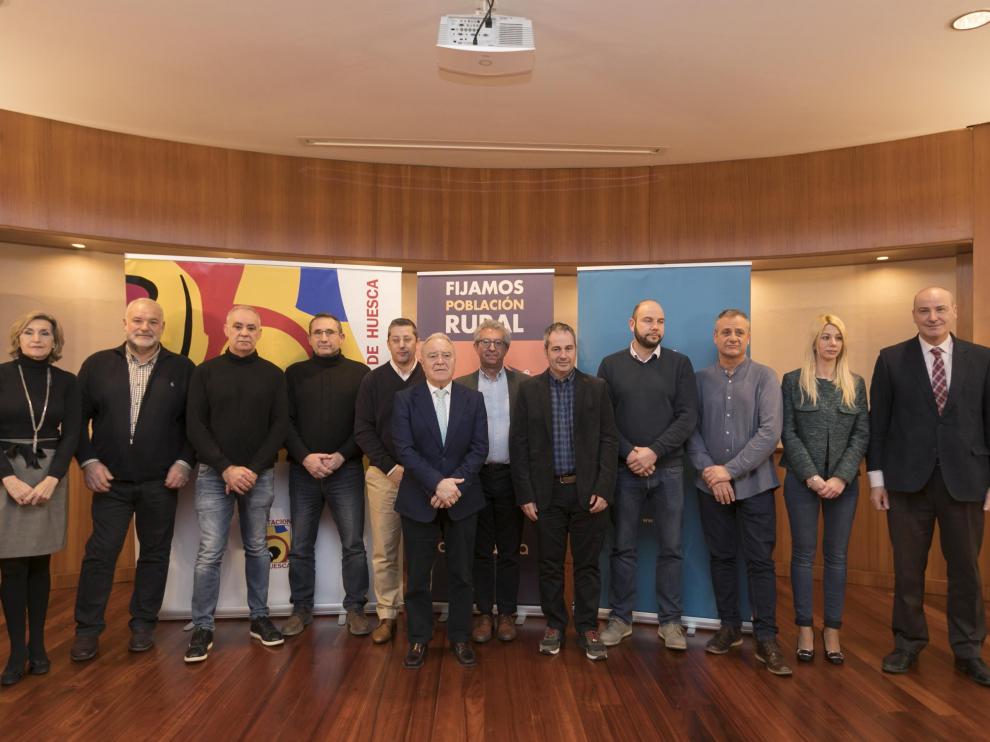 Los ocho alcaldes que han firmado el convenio para desarrollar el proyecto'Holapueblos' con representantes de la DPH, REE y Alma Natura