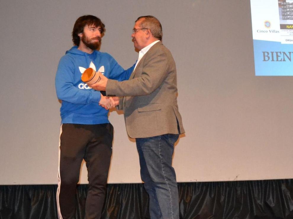 Nano Modrego (izquierda) recibe el galardón en la Gala del Deporte de Tauste