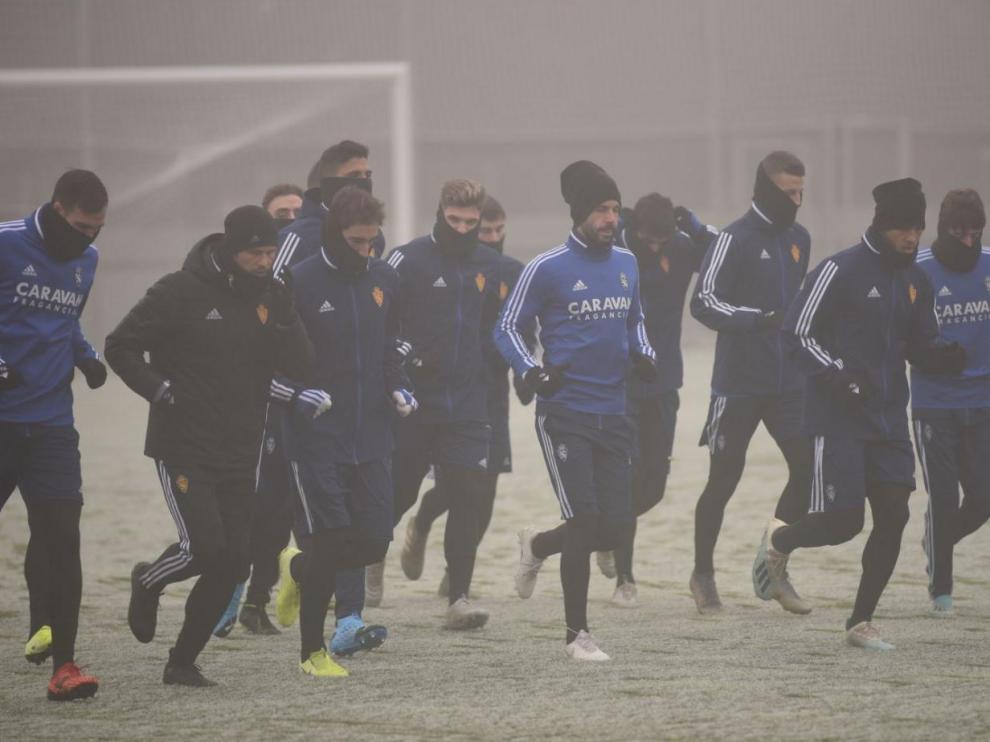 La plantilla del Real Zaragoza, en el ensayo último antes de ir a Las Palmas, sobre el hielo de la Ciudad Deportiva en la gélida mañana de este lunes. Al fondo, detrás de Guti, asoma Soro antes de que la fiebre y la amigdalitis lo dejase KO.