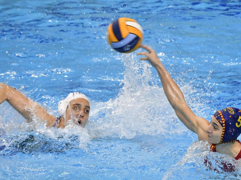 Tarragó efectúa un lanzamiento en el partido entre España e Italia del Europeo de waterpolo