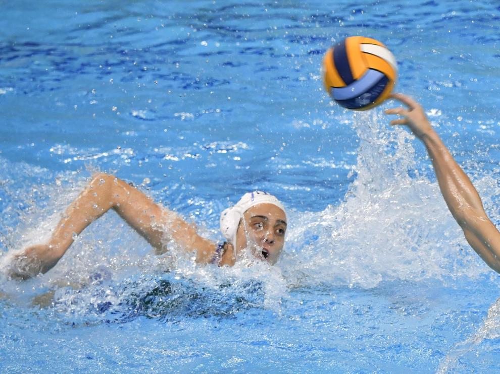 Tarragó efectúa un lanzamiento en el partido entre España e Italia del Europeo de waterpolo