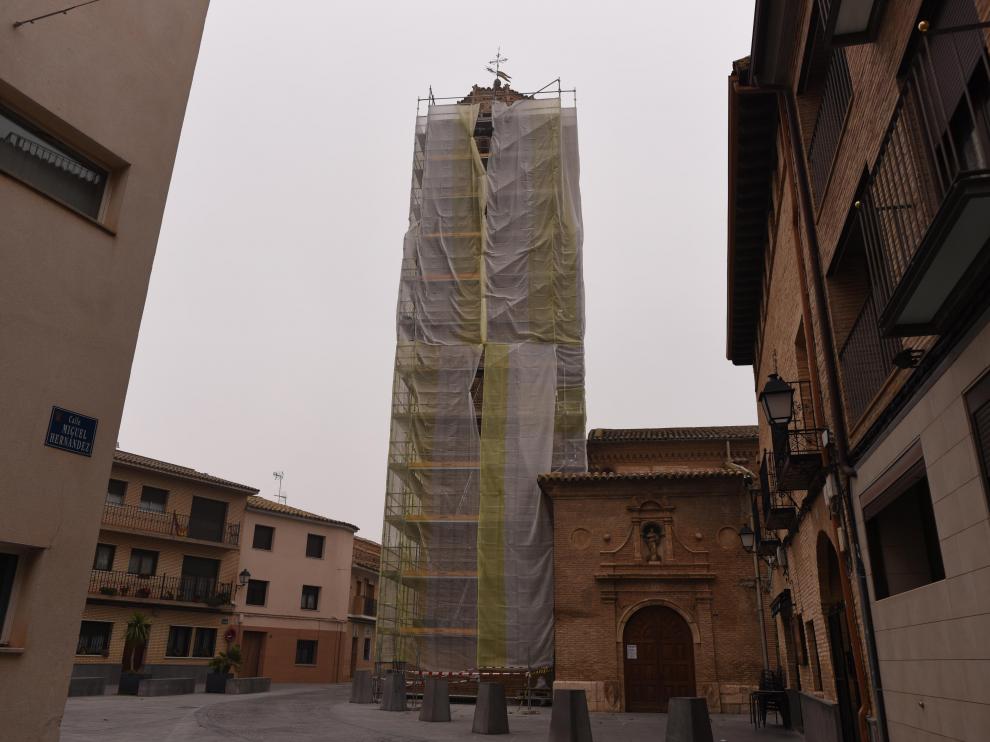 Un gran andamio y una lona recubren la emblemática torre mudéjar de Utebo.