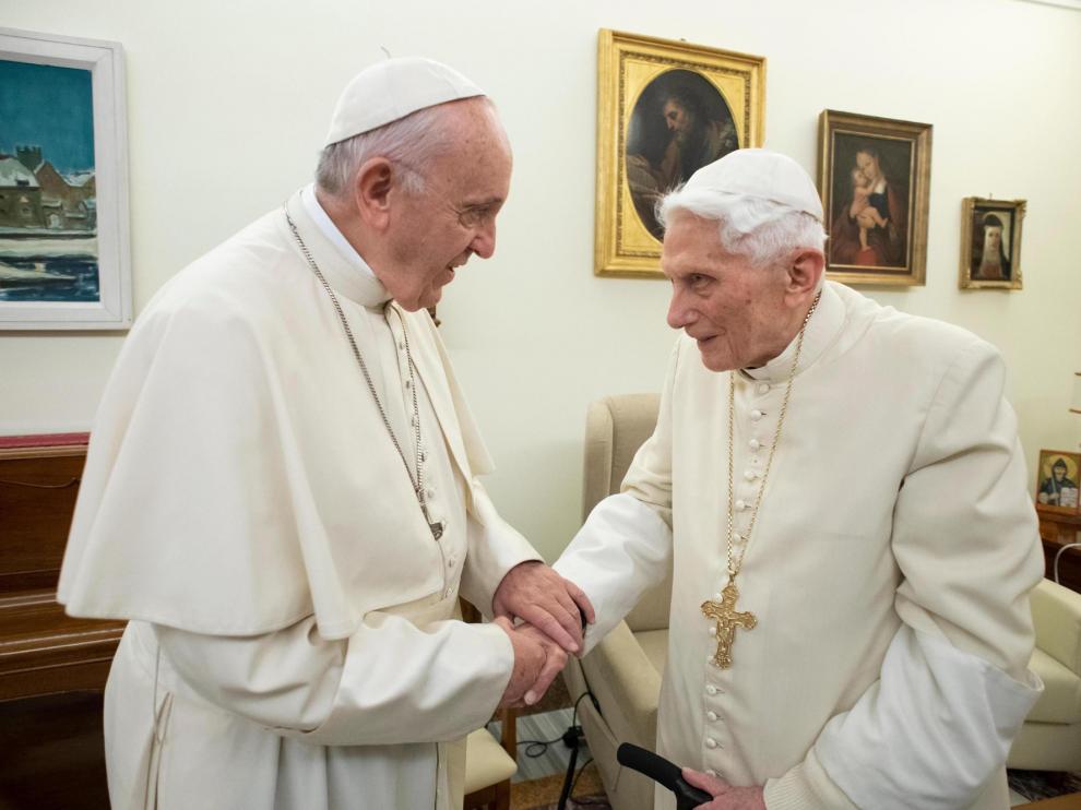 El papa Francisco y el emérito Benedicto XVI, en un encuentro en el Vaticano el 22 de diciembre de 2018.