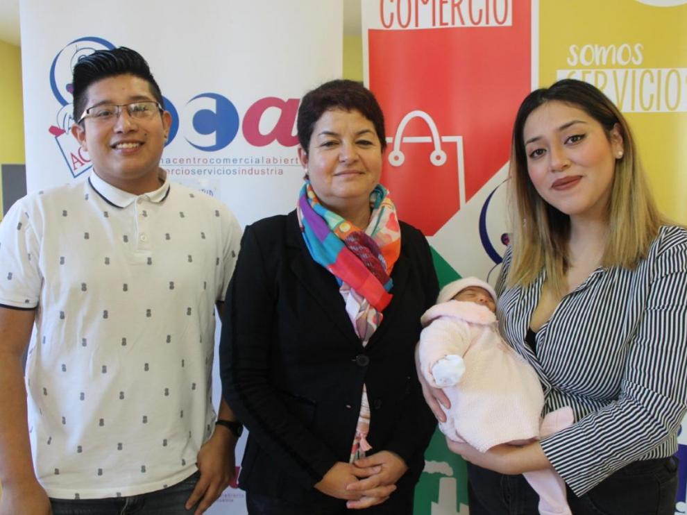 La gerente de la ACT, Ana Tarazona, posa entre los padres de Amaya Jiménez Troya, Charlie y Daniela.