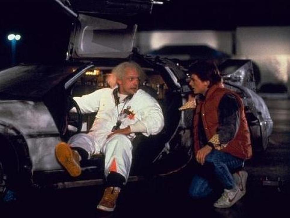 Escena de 'Regreso al futuro', con Doc y Marty en el DeLorean.
