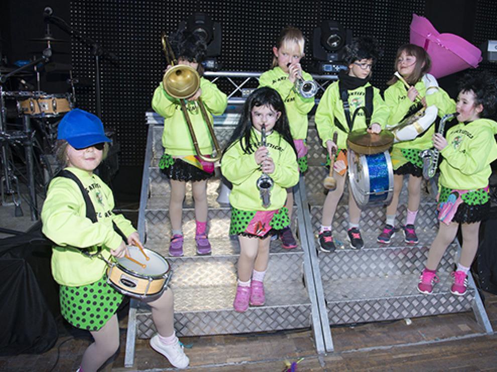 Pequeños y mayores participan en los carnavales ejeanos.