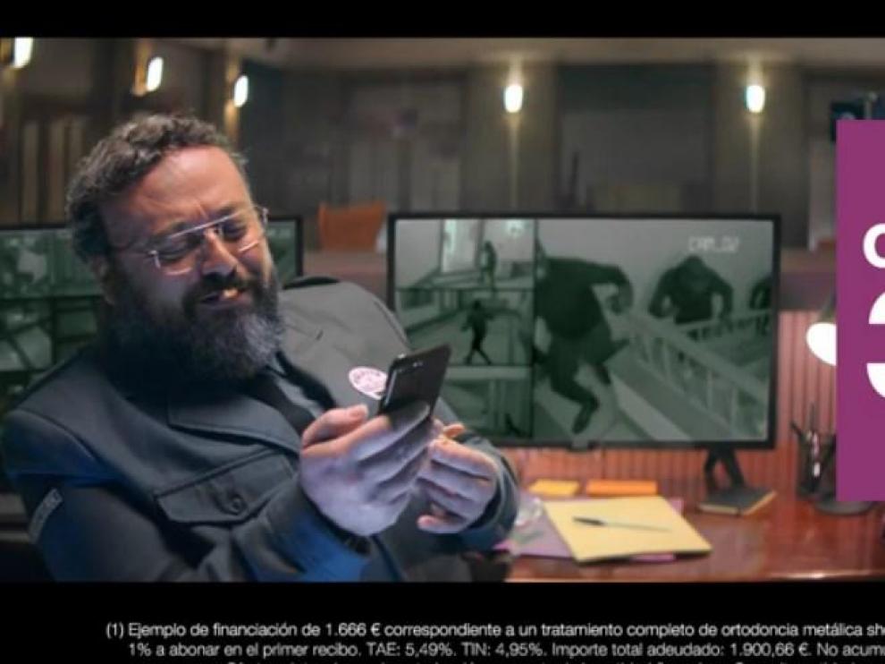 Un momento del polémico anuncio de Dentix.