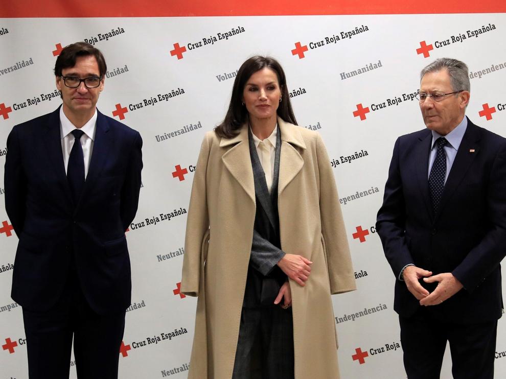 La reina Letizia junto al Ministro de Sanidad, Salvador Illa (i), y el presidente de Cruz Roja Española, Javier Senent (d), este jueves.