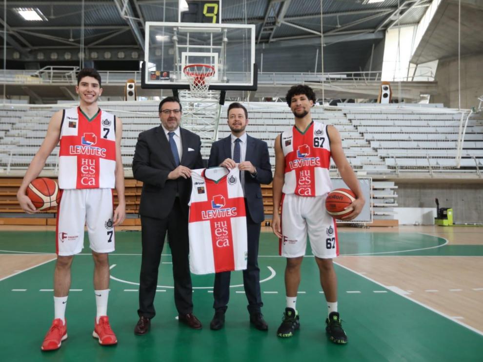 Torres y Orús, junto a De Blas y Tamayo, muestran la equipación peñista.