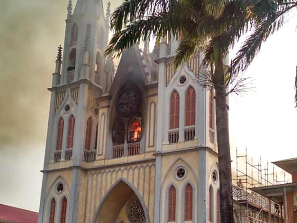 Un incendio destruye la catedral Santa Isabel de Malabo, la mayor iglesia católica de Guinea Ecuatorial.