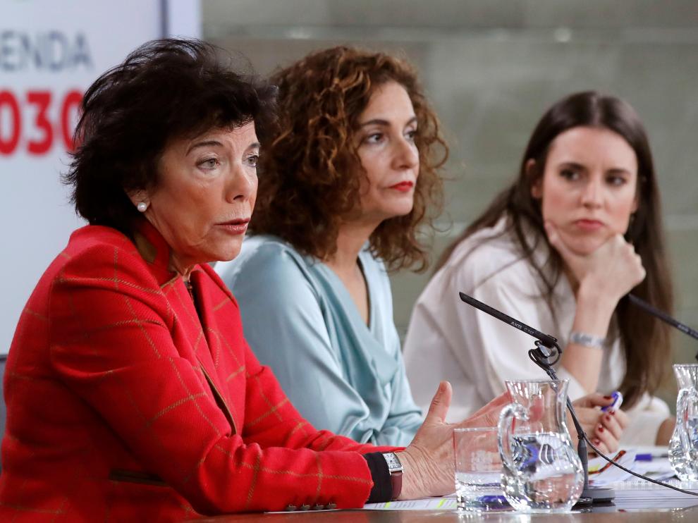 Isabel Celáa e Irene Montero en rueda de prensa