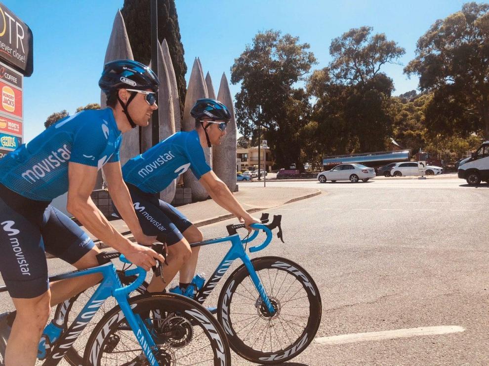 Sergio Samitier, algo adelantado sobre su compañero Edu Prades (último ganador de la Vuelta Aragón), en uno de sus entrenamientos en Australia.