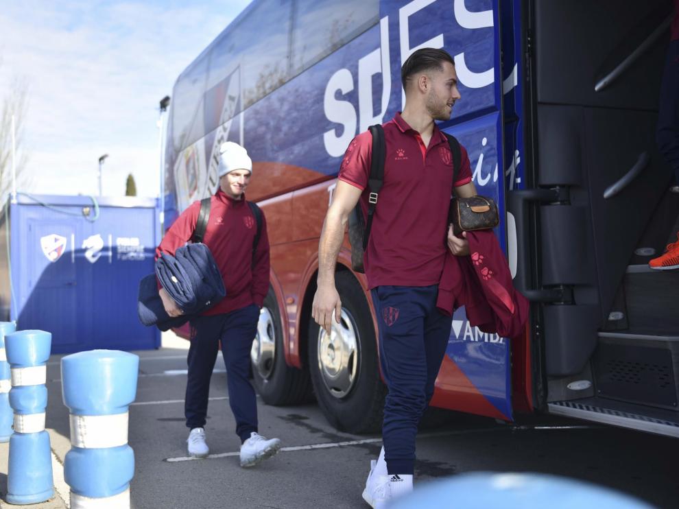 Álvaro Fernández y Sergio Gómez, camino del autobús de la SD Huesca para viajar a Oviedo