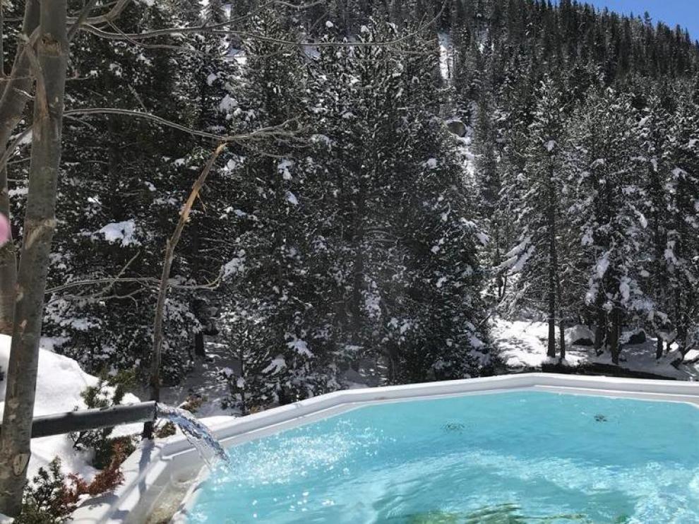 Imagen reciente del jacuzzi exterior, que se llena aunque el balneario esté cerrado.