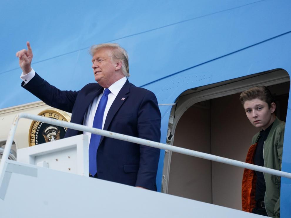 Trump, junto a su hijo Barron, en el avión presidencial Air Force One en Florida.
