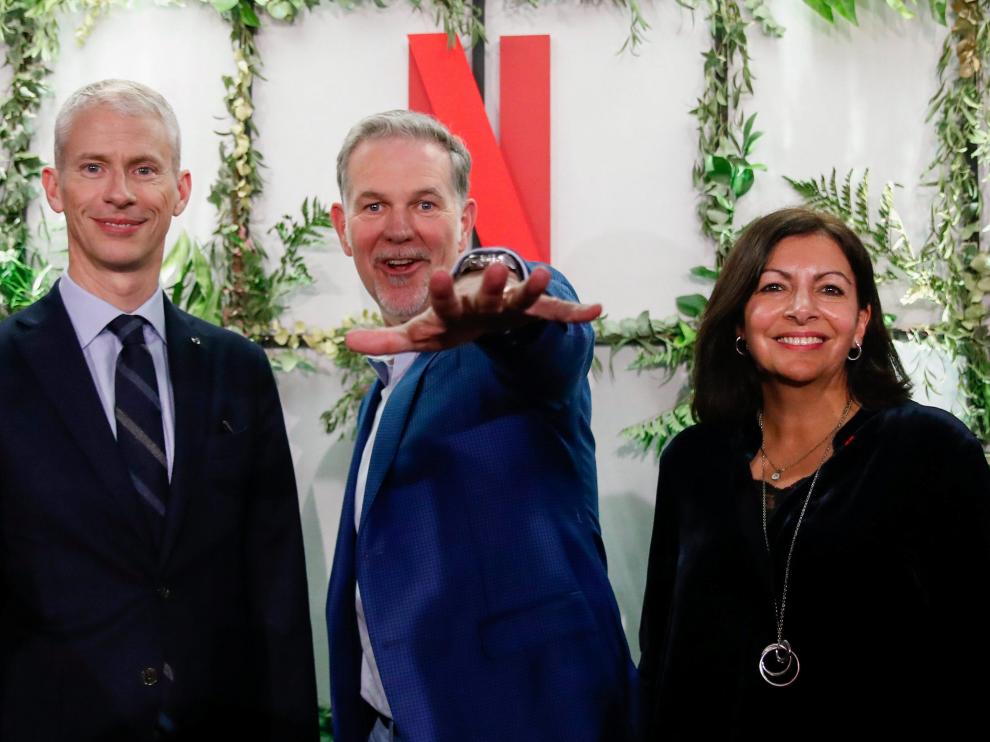 Anne Hidalgo, junto con el ministro francés de Cultura y el cofundador de Netflix, el viernes en París.