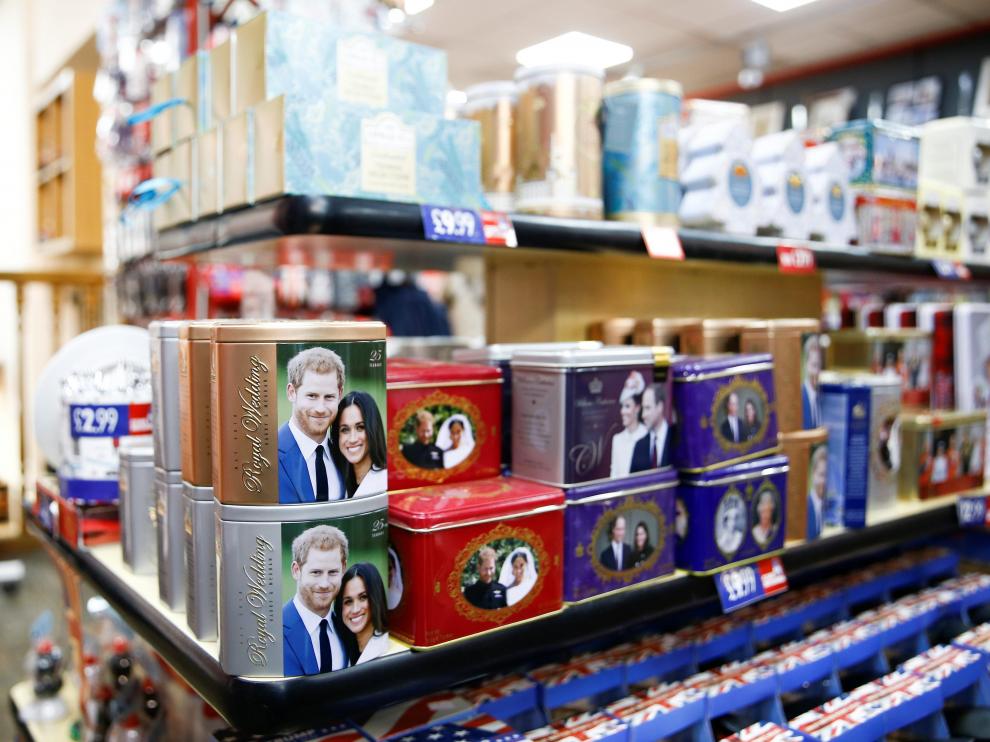 Una tienda de souvenir, cerca de Buckingham Palace, con artículos con la imagen de los duques de Sussex este domingo en Londres.
