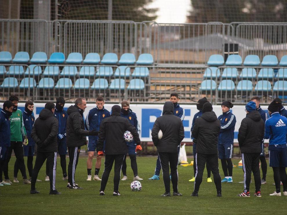Víctor Fernández charla con la plantilla al inicio del entrenamiento de este domingo, inhabitual tras volver pocas horas antes de Miranda de Ebro sin jugar el partido de liga, suspendido por la lluvia.