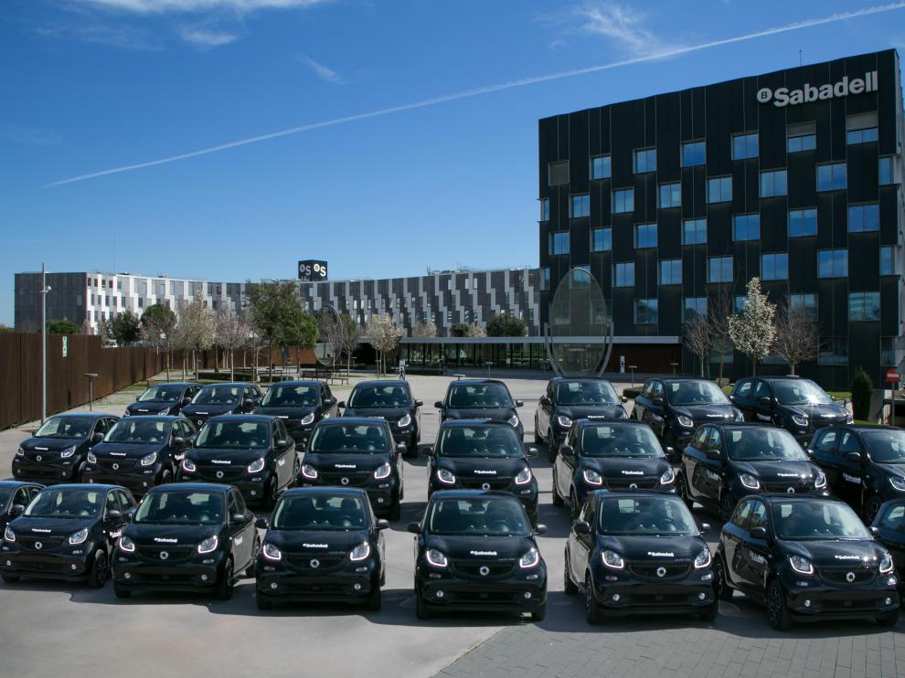 Algunos de los Smart que forman parte de la flota de vehículos de renting de Banco Sabadell.