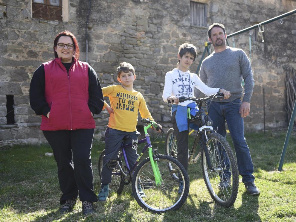 Diego, junto a sus padres y a su hermano Mario, en su casa de Hospitaled (Bárcabo).