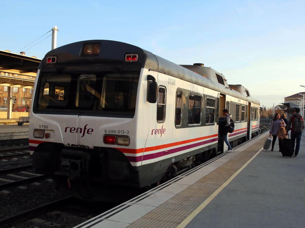 Imagen de archivo de un tren en la estación de Huesca.