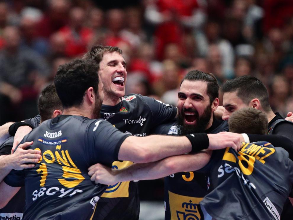 Los jugadores de la selección española de balonmano celebran el pase a semifinales del Europeo
