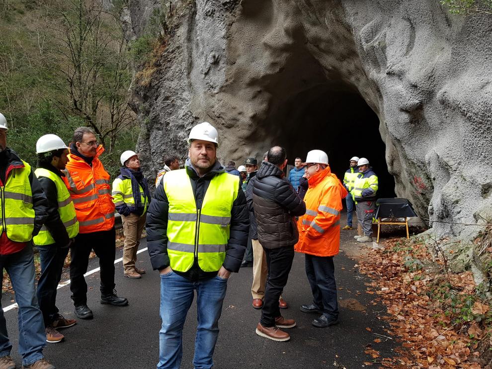 El consejero Soro, en su visita al túnel del cañón de Añisclo.