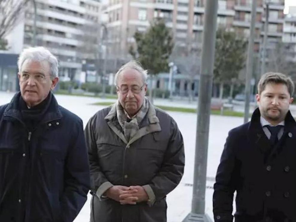 El exgerente del Osasuna, Ángel Vizcay (centro), a su llegada al Palacio de Justicia de Pamplona.