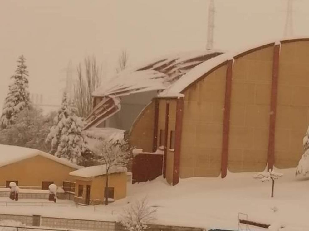 El techo del pabellón de Escucha, hundido por la nieve.
