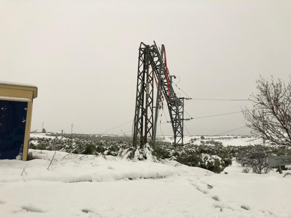 Poste de suministro eléctrico en Calanda afectado por la nieve