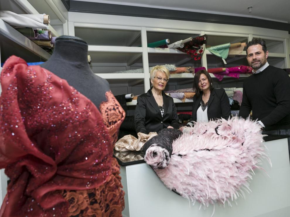 Aurora Villalba, Chus Sanz y Marcos Samitier en la tienda de Zaragoza.