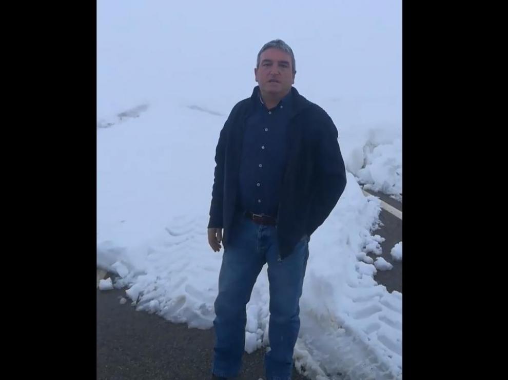 El ganadero Luis Miguel Quílez muestra cómo está la carretera de acceso a Langa.