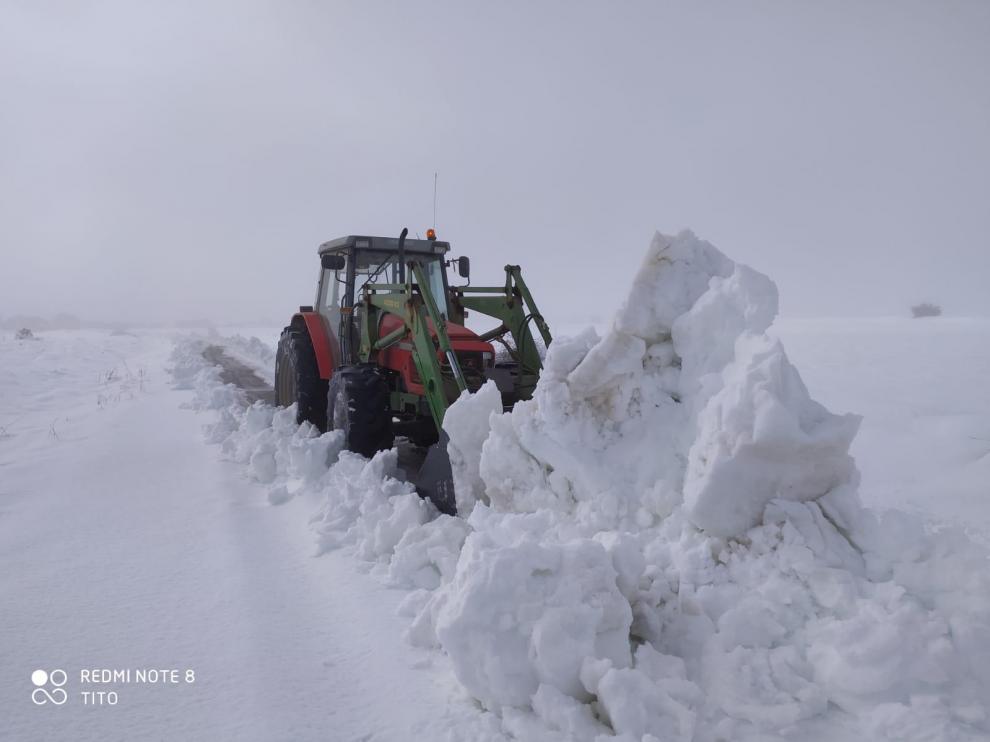 En Used (Zaragoza), el alcalde y los vecinos de la localidad siguen retirando la nieve a paladas y con ayuda de los tractores.