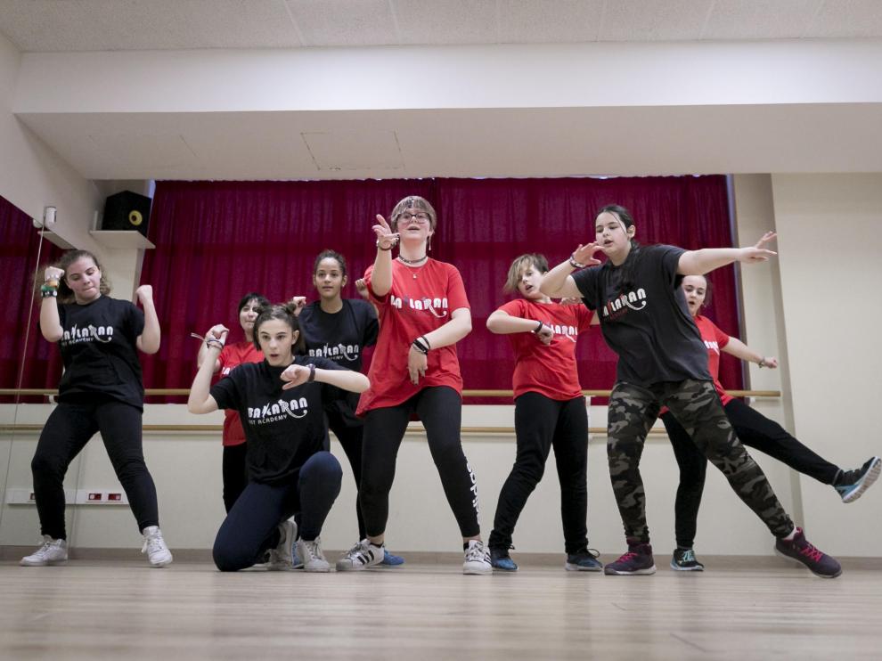Una de las clases de KPop que se dan en la academia Bailaran.