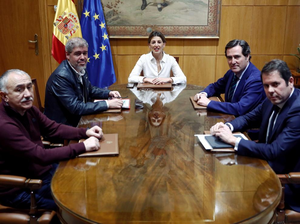 La ministra de trabajo, Yolanda Díaz, con los representantes de CC. OO., UGT, CEOE y Cepyme.